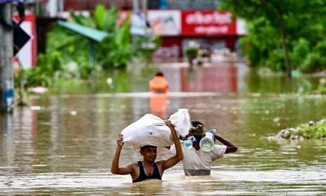 கனமழையால் ஏற்பட்ட வெள்ளம்!! 300,000 மக்கள் முகாம்களில் தஞ்சம்!!